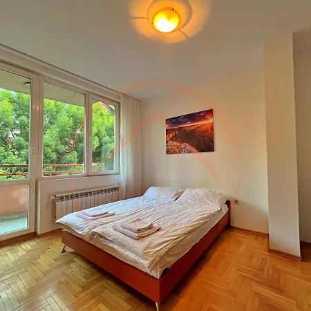 Tranquil Retreat In The Heart Of Sofia: 2br 公寓